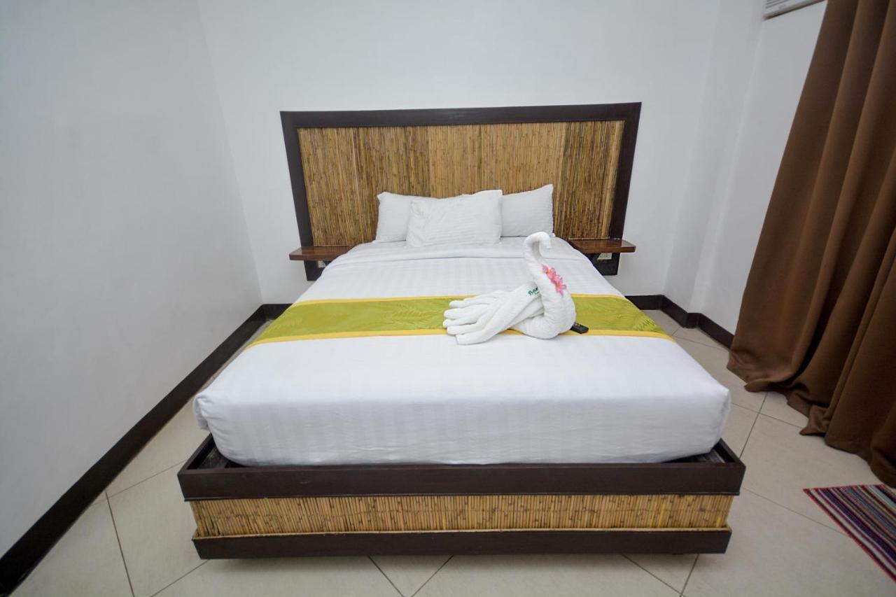 Bamboo Beach Resort & Restaurant Manoc-Manoc Buitenkant foto