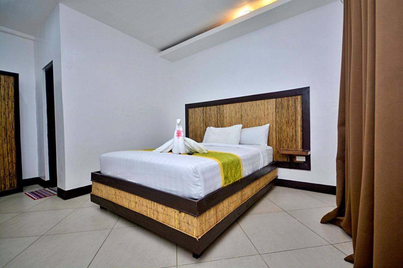 Bamboo Beach Resort & Restaurant Manoc-Manoc Buitenkant foto