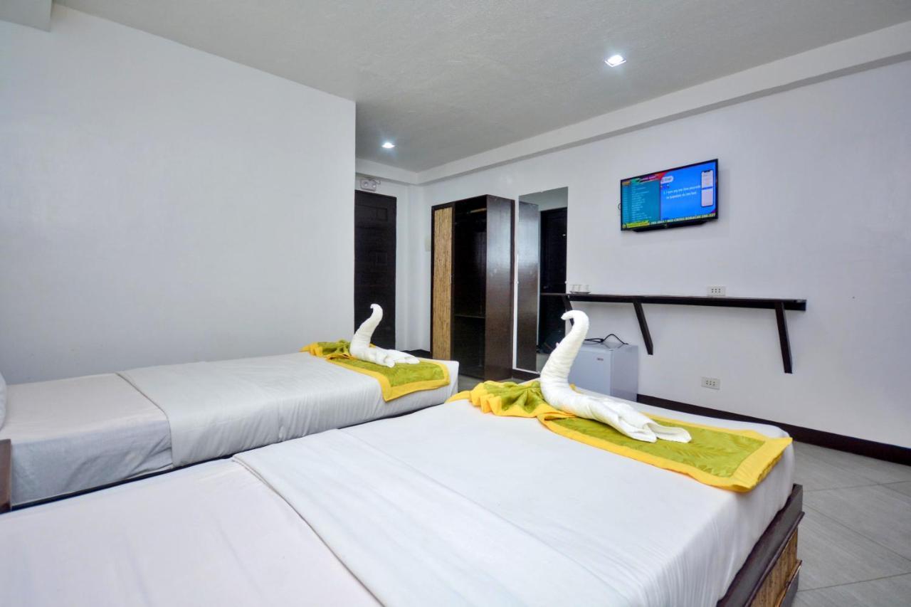 Bamboo Beach Resort & Restaurant Manoc-Manoc Buitenkant foto